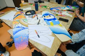 Selbstgestaltete Longboards, die im Rahmen der Adventure School entstanden sind