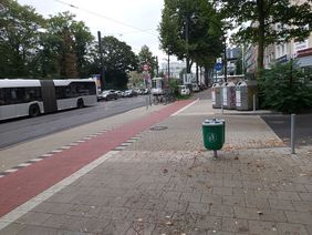 Foto von der Einmündung der Engerstraße auf die Grafenberger Allee nach der Umbaumaßnahme für den Rad- und Fußverkehr.