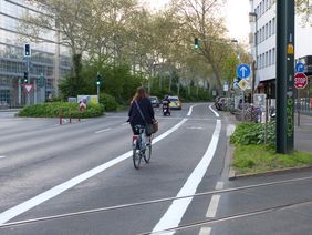 Ein neuer Radweg auf der Kaiserstraße ergänzt nun das Düsseldorfer Radhauptnetz. Foto: Amt für Verkehrsmanagement