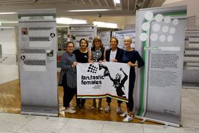 (V. l.) Melanie Horster, Gleichstellungsbüro, Susanne Rudolph,"Fan.Tastic Females"-Projektteam, Bürgermeisterin Klaudia Zepuntke, Bundestrainerin Martina Voss-Tecklenburg, und Diversity-Beauftragte Jana Hansjürgen; Foto: Uwe Schaffmeister