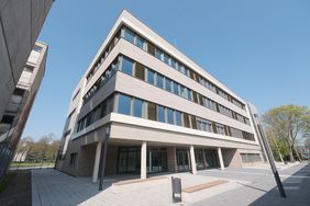 Der Neubau erstreckt sich über eine Bruttogeschossfläche von rund 5.500 Quadratmetern. Er besteht aus zwei L-winkligen Riegeln, die im Inneren eine moderne Begegnungs- und Flurfläche umschließen. Foto: Gstettenbauer