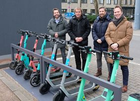 Vorstellung des neuen Haltebügelsystems für E-Scooter: Dr. David Rüdiger, CMD, Mobilitätsdezernent Jochen Kral, Rolf Neumann, CMD und Florian Reeh, Leiter des Amtes für Verkehrsmanagement (v.l.). Foto: Wilfried Meyer