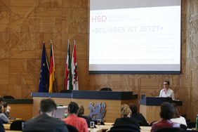 Vortragsveranstaltung anlässlich des 30. Jahrestages des rassisitischen Brandanschlags in Solingen: Dr. Anke Hoffstadt bei ihrem Vortrag