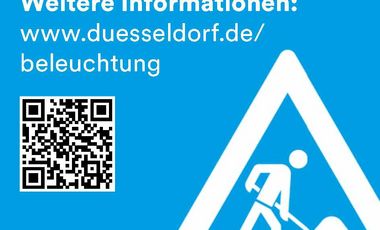 An den Gasleuchten, die umgerüstet werden, weisen blaue Aufkleber per QR-Code auf weitere Informationen und Hintergründe zur Umrüstung und auf Ansprechpartner hin © Landeshauptstadt Düsseldorf, Amt für Verkehrsmanagement 