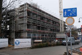 An der Maria-Montessori-Gesamtschule in Flingern wird für knapp zwölf Millionen Euro ein Erweiterungsbau gebaut und das Bestandsgebäude modernisiert: Am Montag, 17. Dezember, wurde Deckenfest gefeiert. Foto: Gstettenbauer