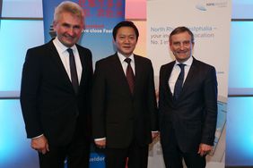 Wirtschafts- und Digitalminister Prof. Dr. Andreas Pinkwart, Oberbürgermeister Thomas Geisel und der chinesische Generalkonsul Haiyang Feng (v. l.) beim Empfang zum chinesischen Neujahrsfest. Foto: David Young