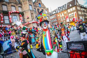 "Düsseldorf - gemeinsam jeck" - die Karnevalisten in der Landeshauptstadt feiern ihren Rosenmontagszug 2019. Foto: Melanie Zanin