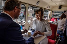 Im Info-Bus zum Tag gegen den Schlaganfall konnten sich Interessierte mit verschiedene Tests auf ein mögliches Schlaganfall-Risiko untersuchen lassen. Auch Blutdruck- und Blutzuckerwerte konnten überprüft werden. Foto: Uwe Schaffmeister