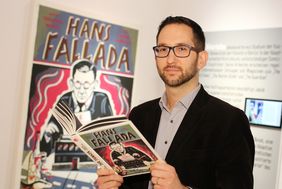 Kuratiert wurde die Ausstellung von Jan von Holtum vom Heinrich-Heine-Institut; Foto: Ingo Lammert