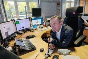 Fahrer und Fahrgäste werden von der Leitstelle aus mit aktuellen Infos versorgt. OB Thomas Geisel sprach per Funk zu den Rheinbahnfahrern und bedankte sich für ihren Einsatz am Tag des Schulstarts. Foto: Michael Gstettenbauer