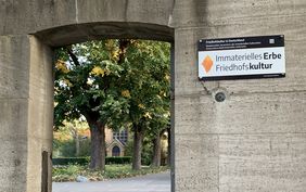 Am Haupteingang des Nordfriedhofs wird auf das immaterielle Kulturerbe Friedhofskultur hingewiesen. Foto: Gartenamt