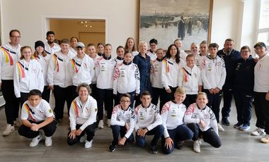 Der deutsche und der französische Pétanque-Jugendnationalkader besuchten am Montag, 31. Juli, das Düsseldorfer Rathaus. Fotos: Meyer