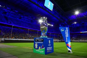 Die Giant Trophy zählt die Tage bis zum Turnierbeginn herunter - es sind noch knapp drei Monate bis zum Anpfiff bei der UEFA EURO 2024. Foto: Kenny Beele