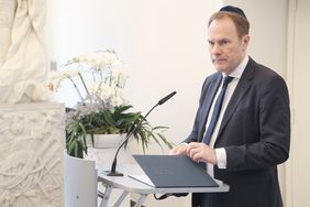 Anlässlich des israelischen Gedenktages "Yom HaShoah" wurde am Montag, 6. Mai, den Düsseldorfer Holocaust-Opfern im Rathaus gedacht. OB Dr. Stephan Keller las einen Teil der Namen vor. Foto: Gstettenbauer