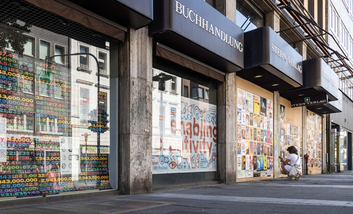 Die beiden Fenster im Vordergrund sind Teil des Wettbewerbs, die Spanplatten im Hintergrund werden in Kooperation mit Urban Art Galerien aus Düsseldorf künstlerisch gestaltet. 