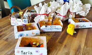 Foto von Osternestern, die Kinder des Garather Kinderparlaments gebastelt haben
