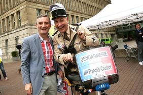 Französisches Flair bei Radaktiv feiert die Fête du vélo: Oberbürgermeister Thomas Geisel mit einem Vertreter der "Gendarmerie"