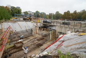 Die Arbeiten zur Offenlegung der Düssel und zum Bau der Brücken laufen - wie an dieser Stelle deutlich erkennbar - auf Hochtouren. Foto: Ingo Lammert