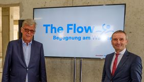 Oberbürgermeister Thomas Geisel gab beim Richtfest den Namen des neuen Schwimm-, Sport- und Stadtteilzentrums für Oberkassel und Heerdt bekannt. Mit dabei Peter Schwabe, Aufsichtsratsvorsitzender der Bädergesellschaft Düsseldorf; Foto: Schaffmeister