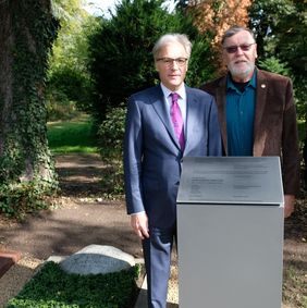 Enthüllten die Gedenktafel für Karlrobert Kreiten (v.l.): Kulturdezernent Hans-Georg Lohe und der Neffe des Ausnahmepianisten, Gilbert von Studnitz; Foto: Meyer