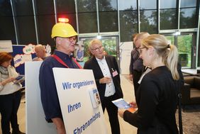 Zwei 'Börsianer' im Gespräch auf dem Markt der Möglichkeiten, Foto: Ingo Lammert.