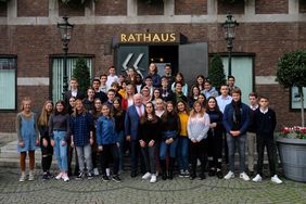 Zum Auftakt des Wahlkampfes hatten sich die Kandidatinnen und Kandidaten (hier mit Bürgermeister Friedrich G. Conzen) im Rathaus der Presse vorgestellt. 31 Jugendliche wurden nun gewählt, Foto: Michael Gstettenbauer.