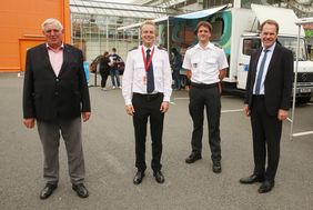 #HierWirdGeimpft: (v.l.) NRW-Gesundheitsminister Karl-Josef Laumann, Feuerwehrchef David von der Lieth, der Leiter des Impfzentrums Thomas Tremmel und Oberbürgermeister Dr. Stephan Keller am Impfmobil vor dem Baumarkt. Fotos: Young