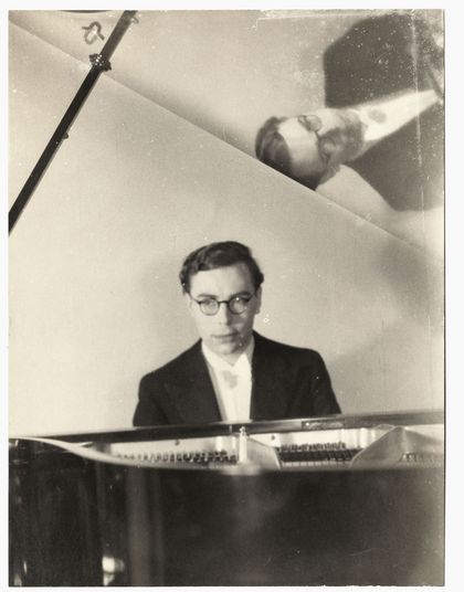 Karlrobert Kreiten am Flügel, Fotograf/in unbekannt, um 1940, Silbergelatine auf Barytpapier, Inv.-Nr.: F 38520