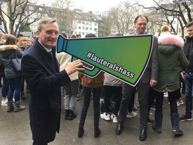 OB Geisel, Schuldezernent Burkhard Hintzsche und Prominente aus der Kunst- und Bloggerszenebesuchten die Schülerinnen und Schüler der Werner-von-Siemens-Realschule am bundesweiten Safer Internet Day. Foto: Herden