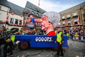 "Düsseldorf - gemeinsam jeck" - die Karnevalisten in der Landeshauptstadt feiern ihren Rosenmontagszug 2019. Foto: Melanie Zanin