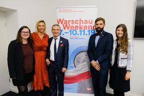 OB Thomas Geisel (Mitte) mit Jessica Breitkopf, Büro für Internationale Angelegenheiten, Dominika Œwiêtoñska, Polnisches Institut, Jakub Wawrzyniak, polnischer Generalkonsul und Vize-Konsulin Anita Mikolajczak (v.l.). Foto: Michael Gstettenbauer