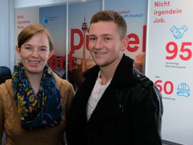 Anja Schlaphorst (Vermessungstechnik) und Robin Götze (Verwaltungsfachangestellter) absolvieren aktuell ihre Ausbildung bei der Stadt Düsseldorf. Foto: Wilfried Meyer