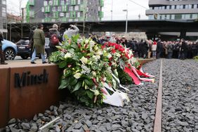 Stadt und Zivilgesellschaft erinnerten am Mahnmal Derendorf an die Opfer des Holocaust mit Worten des Gedenkens und einer Kranzniederlegung; Foto: Lammert