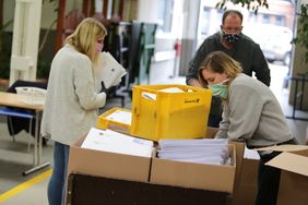 Bei der Jugendberufshilfe werden die Hygienekits für Senioren in Umschläge gesteckt und für den Versand vorbereitet. Foto: Ingo Lammert