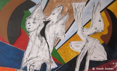 Das Bild zeigt abstrakte Malerei dreier menschenähnlichen Gestalten auf farbigem Untergrund