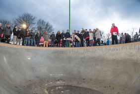 Richtfest Skatepark Eller mit Oberbürgermeister Thomas Geisel (8. v.r.) und Mitgliedern des Jugendhilfeausschusses, des Jugendrates und der Skaterszene. Foto: Uwe Schaffmeister