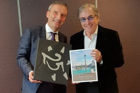 OB Thomas Geisel (links) und der Präsident des Cirque du Soleil, Daniel Lamarre, tauschen Gastgeschenke aus. Foto: Landeshauptstadt Düsseldorf