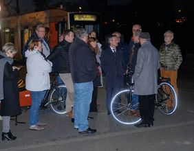 Oberbürgermeister Thomas Geisel und Interessierte beim traditionellen Rundgang durch den Stadtteil vor dem eigentlichen OB-Dialog.