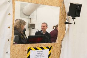 Oberbürgermeister Thomas Geisel im Gespräch mit Brigitte Borgermeister, die im Drive-In-Diagnose-Center mit hilft. Von Hause aus ist sie Schulsekretärin. Foto: Ingo Lammert