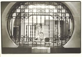 Evelyn Richter, Pförtnerin im Rathaus. Leipzig, um 1975; Foto: Evelyn Richter Archiv der Ostdeutschen Sparkassenstiftung im MdbK