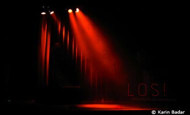 Rot beleuchtete Bühne