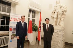 Oberbürgermeister Dr. Stephan Keller (l.) mit dem japanischen Generalkonsul Kiminori Iwama bei der Ausstellungseröffnung am Freitag, 8. Oktober. Foto: Ingo Lammert