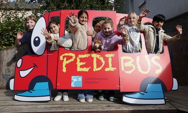 Neben einer Vielzahl von Aktionen wurde von den Schülerinnen und Schülern auch ein Pedibus eine Woche lang getestet. © Landeshauptstadt Düsseldorf/David Young