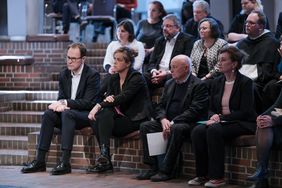 OB Dr. Stephan Keller, stellv. Ministerpräsidentin des Landes Mona Neubaur, der Holocaust-Überlebende Herbert Rubinstein und Beigeordnete Miriam Koch gedachten den unter dem Nationalsozialismus diffamierten Autoren und ihren Werken; Foto: Gstettenbauer