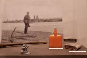Unter den kuriosen Funden ist auch ein Hautentgiftungsmittel, das zwischen den Jahren 1941 und 1943 genutzt wurde. Foto: Lammert