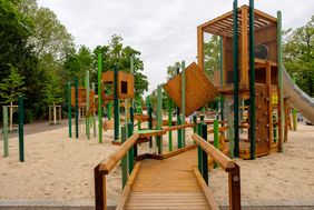 Der große Kinderspielplatz im Düsseldorfer Hofgarten ist wiedereröffnet. Der in Grüntönen gestaltete Spielplatz bietet zahlreiche Spiel-Stationen für jüngere als auch ältere Kinder. Das prägende Hauptspielgerät ist als großer Parcours gestaltet.