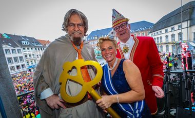 Oberbürgermeister Dr. Stephan Keller mit Venetia Evelyn und CC-Präsident Lothar Hörning (v.l.) nach der Schlüsselübergabe auf dem Rathausbalkon, Fotos: Zanin.