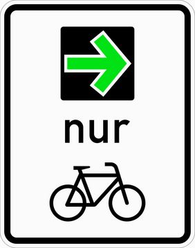 Weisses Schild mit einem grünen Pfeil auf einem schwarzen Quadrat. Ergänzt wird der grüne Pfeil mit dem Zusatz nur und einem Fahrradpiktogramm