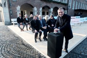 Oberbürgermeister Geisel startete die erste Illumination der Tour-Lichter auf dem Marktplatz. Dahinter: Stadtdirektor Hintzsche, Bürgermeister Karen-Jungen, Projektleiterin Winkels, Cadman-Geschäftsführer Kömmerling und Lichtkünstler Spiecker, Foto: