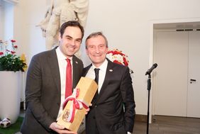 OB Geisel überreichte dem Vorstandsvorsitzenden der Fortuna, Robert Schäfer, zu dessen Geburtstag ein Präsent; Foto: Landeshauptstadt Düsseldorf/Ingo Lammert